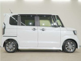 リアには左右スライドドアを採用。狭い駐車場でも開閉しやすく、強風の日でもドアが煽られにくくなっております。小さなお子さまやご年配の方も安心して乗り降りできます。