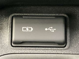 こちらのクルマはUSB接続コネクタも装備されています♪スマホの充電などにお使い下さい。ご旅行中での充電切れも、これなら心配いりませんね!