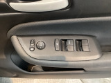 電動格納式リモコンドアミラーと、パワーウィンドウスイッチ等は運転席ドアにあります。