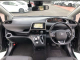 シンプルながら機能性溢れる運転席廻りです。視界性もよく、運転しやすいですよ。