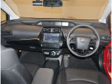 デザインもよく、居心地のよい運転席ですね。分かりやすいスイッチ類ですから操作もしやすく運転をサポートします。ぜひご来店いただき、実際にお座りいただいてステアリングを握ってみてください!