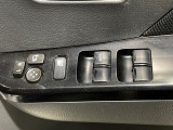 【電動格納ミラー】サイドミラーは電動格納式となっており、狭い駐車場でもキズがつくリスクを抑えられます。