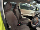 運転席の画像です。足元やシートまわりに余裕があり、リラックスした姿勢で運転が可能です。視界も良好で操作系へのアクセスもしやすく、快適で安心感のあるドライブをサポートします。