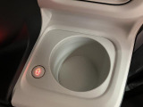 前席には保温機能付きのカップホルダーもありますよ♪