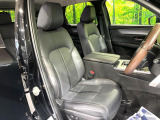 運転席まわりには十分なスペースがあり、大柄な方でもゆったり運転していただける環境です。