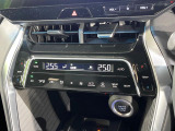 【左右独立型フルオートエアコン】運転席と助手席でそれぞれお好みの温度に設定可能。同乗者にも配慮した、快適な空調をお届け致します。