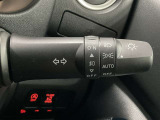 【オートライト】車のセンサーが周囲の明るさを感知し、自動でヘッドライトを点灯・消灯する機能です。この機能は夕暮れ時の交通事故が多い時間帯の安全性を高めてくれます。