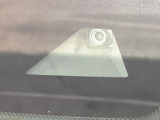 【エマージェンシーブレーキ】走行中に前方の車両等を認識し、衝突しそうな時は警報とブレーキで衝突回避と被害軽減をアシスト。より安全にドライブをお楽しみいただけます。