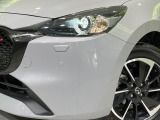 【LEDヘッドライト】悪天候や夜間走行時も良好な視界を確保し安心して運転できる高輝度LEDヘッドライトを装備!点灯速度が早く、消費電力も抑えられています。