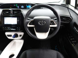 フロントSRSエアバッグは車両前方から乗員が重大な傷害を受けるおそれのある大きな衝撃を受けた場合に作動し、シートベルトが身体を拘束する働きと併せて前席乗員の頭部や胸部などへの衝撃をやわらげる装置です。