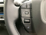 運転中、オーディオの操作をしてて、ハッとしたことはありませんか?ステアリングスイッチは、運転中でもハンドルでオーディオの操作が可能です。安全なドライブをサポートします。