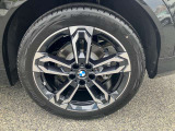【BMWアロイホイル】軽量かつ強度に拘ったアロイホイル。走行性能ポテンシャルを引き出す設計。車の足元を引き締めてくれる大きなポイントはアロイホイルです。