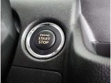 スマートキーを携帯していればキーを取り出さずにドアを施錠&解錠。クルマの始動も可能です。