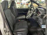 運転席の画像です。足元やシートまわりに余裕があり、リラックスした姿勢で運転が可能です。視界も良好で操作系へのアクセスもしやすく、快適で安心感のあるドライブをサポートします。