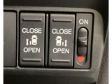 【両側パワースライドドア】両側がパワースライドドアになっており、運転席のスイッチやスマートキーでも開閉が可能です!開口部も広いので乗り降りも楽々♪