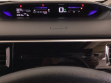 デジタル表示のスピードメーターとタコメーターを大きく配した見やすいメーター部になっています。左側のインフォメーション画面でオドメーターや燃費などの情報を確認できます。