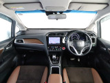 シャトルの開放的な前方視界。視界広々で非常に運転しやすくロングドライブでも疲れを感じさせないすっきりとまとまったインパネ周りです。また、全ての装備が適正配置されていて操作性に優れています。