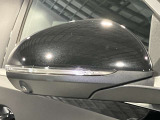 ウィンカー内蔵ドアミラーを開発したのは『メルセデス・ベンツ』です。他車からの視認性が高まり、事故の可能性を低減させています。更に、点灯部分はドライバーの視界に入らないように設計されています。