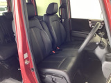 フロントシートはベンチシートです。ベンチシ―トは運転席と助手席の移動もスムーズ!狭い駐車場での乗り降りに便利です。