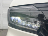 【LEDヘッドライト】悪天候や夜間走行時も良好な視界を確保し安心して運転できる高輝度LEDヘッドライトを装備!点灯速度が早く、消費電力も抑えられています。