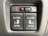 【両側パワースライドドア】スマートキーや運転席のスイッチで後席両側スライドドアの開閉が可能♪電動だから力を入れてドアを開ける必要が無く、小さなお子様でも簡単に開け閉めでき快適です♪