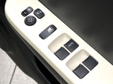 【電動格納ミラー】サイドミラーは電動格納式となっており、狭い駐車場でもキズがつくリスクを抑えられます。