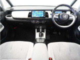 視界広々で運転しやすくロングドライブでも疲れを感じさせないすっきりとまとまったインパネ周りです。