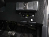 窓を開けずに料金所を通過できる今やもう必需品のETC!インパネにスッキリ装着したビルトインタイプです♪ETCカードの入れ忘れ・抜き忘れを音声やアラームで教えてくれるので、入れ忘れ・抜き忘れを防げます♪