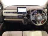 使いやすいレイアウトのダッシュボード周辺です。オートエアコンや小物入れなど嬉しい装備が満載です。