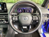 本革ハンドルの後ろには7速パドルシフトがあります。指先で操る事で、マニュアル車感覚のシフトチェンジが楽しめます。また、右にクルーズコントロール、左にオーディオリモコンスイッチがあります。