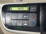【オートエアコン】一度お好みの温度に設定すれば、車内の温度を検知し風量や温度を自動で調整。暑い&hellip;寒い&hellip;と何度もスイッチ操作をする必要はありません。快適な車内空間には必須の機能ですね♪