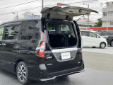 バックドアの約半分のスペースで荷物の出し入れが可能です。