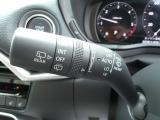 レバーをAUTOの位置にしているとき、レインセンサーが雨を感知すると、雨量に応じてワイパーが自動で作動してくれるオートワイパーを装備!設定変更で非作動にすると、間欠作動に固定されます。