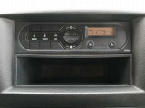 日産純正AM/FMチューナー!!チューナーの下には小物入れが付いてます。