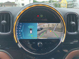 8.8インチ純正タッチパネルHDDナビ。バックカメラの映像は鮮明です。後方の障害物センサーは音と画面上のグラフィックで確認できます。
