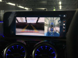 狭い駐車場や取り回しも余裕。360度カメラが車両周囲をリアルに映し出し、まるで上空から見ているかのような安心感とスムーズな操作性を実現します。