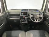 【インパネ】運転のしやすさを最優先に設計された見晴らしの良いフロントビュー。車両間隔が掴みやすく狭い道でも安心♪「安全」と「品質」を最優先に、安心してお乗りいただけるクルマを提供いたします。