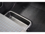 運転時の靴などを収納するときに便利な助手席シート下の収納スペースです。