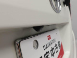 このお車はバックカメラが付いています。ナビをつければ連動できます。バックの操作が楽になります。