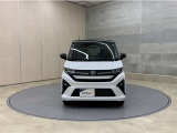 お車購入のポイントとなるフロントマスクです!シャープな目つきが印象的なデザインのヘッドランプです。