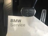 【ペダル】BMWはオルガン式アクセルペダルを採用しています。踏み込む足とペダルが同じ軌跡を描くため、かかとがずれにくく、アクセルコントロールがよりしやすくなるメリットがあります。