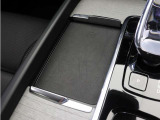 対応機種のスマートフォンを、トンネルコンソールの下のラバープレートに置いておくだけで充電可能。センターディスプレイの機能ビューを使用して、充電プレートのオンとオフを切り替えることができます。