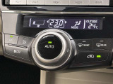 オートエアコンは温度を設定するだけで、自動で風量などを設定してくれます。運転しながら操作も必要ないので、安全性も向上します。