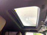 【サンルーフ】ボタンひとつで開閉可能!開放感たっぷりのサンルーフが装着されています!車内に明かりを取り入れたり景色を楽しむ以外にも、よどみがちな車内の空気も簡単に換気できて快適です!