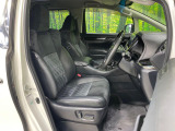 運転席まわりには十分なスペースがあり、大柄な方でもゆったり運転していただける環境です。