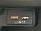 2.1A充電がついています。