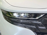 【三眼LEDヘッドライト】スタイリッシュな見た目の三眼LEDヘッドライトを装備♪スタイルだけでなく、夜間の走行も視界良好で安心してお乗りいただけます。