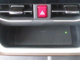 ワイヤレス充電機能 Qi がインパネセンタートレイにあり便利です。