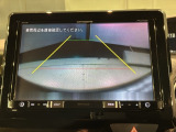 リバースギアに入れるだけで後方の表示へ切り替わります。夜間や雨の日の駐車も楽になりますよ。