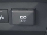充電用USB端子付き。スマートフォン等の充電に便利です。